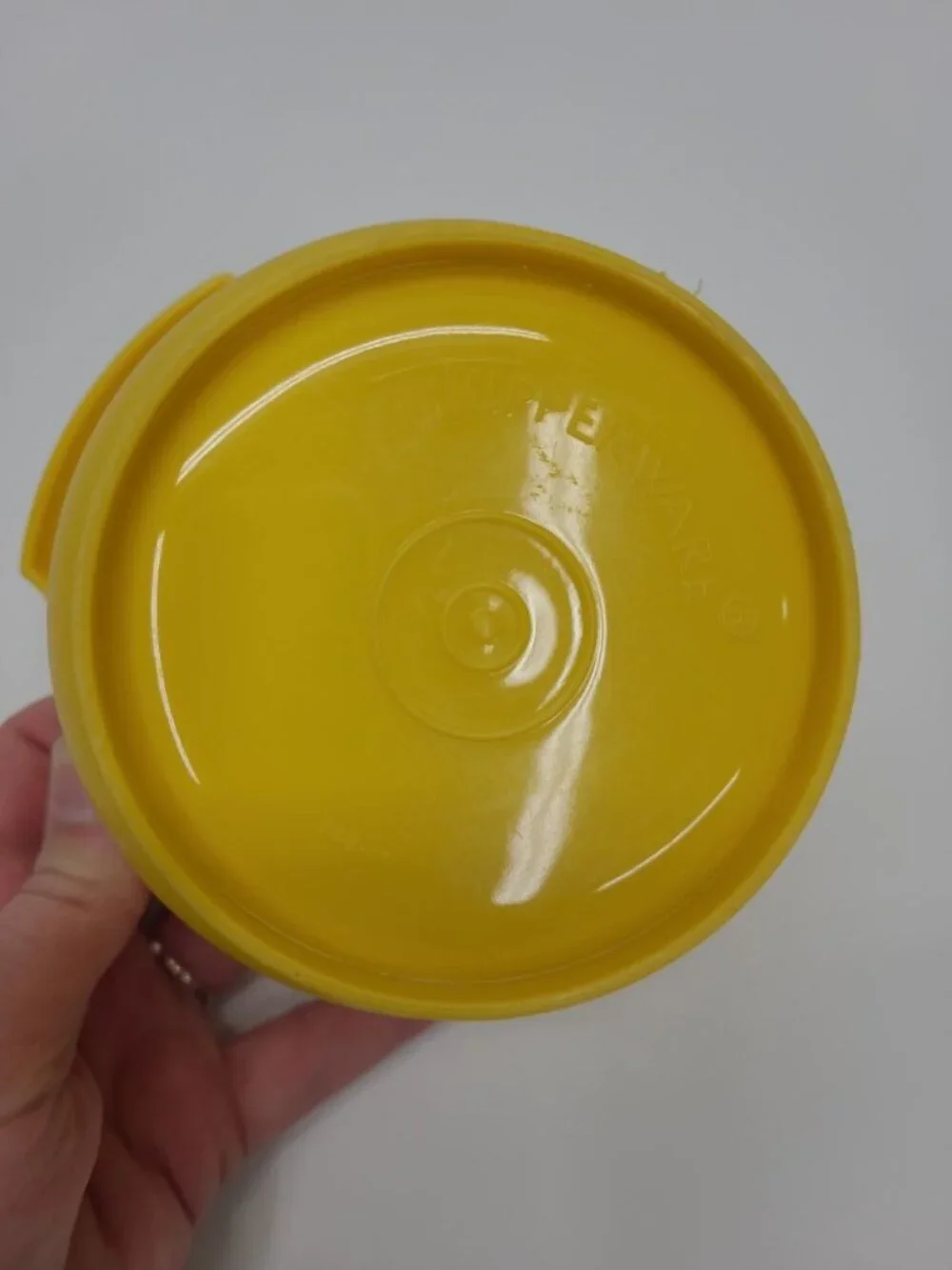 Vintage Tupperware 886-17 Servalier Bowl & Lid Starburst Food Container Yellow